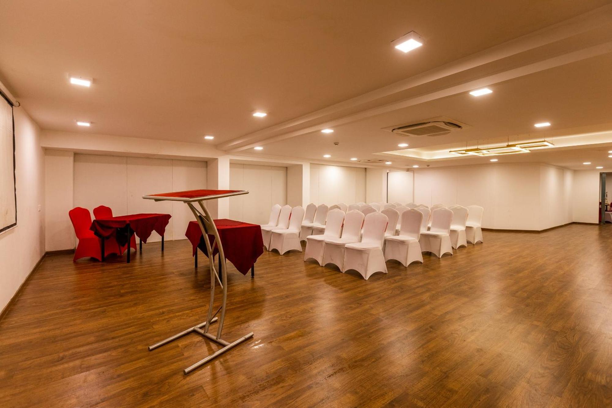 Clubhouse Nami Residency, Ahmedabad Hotell Exteriör bild