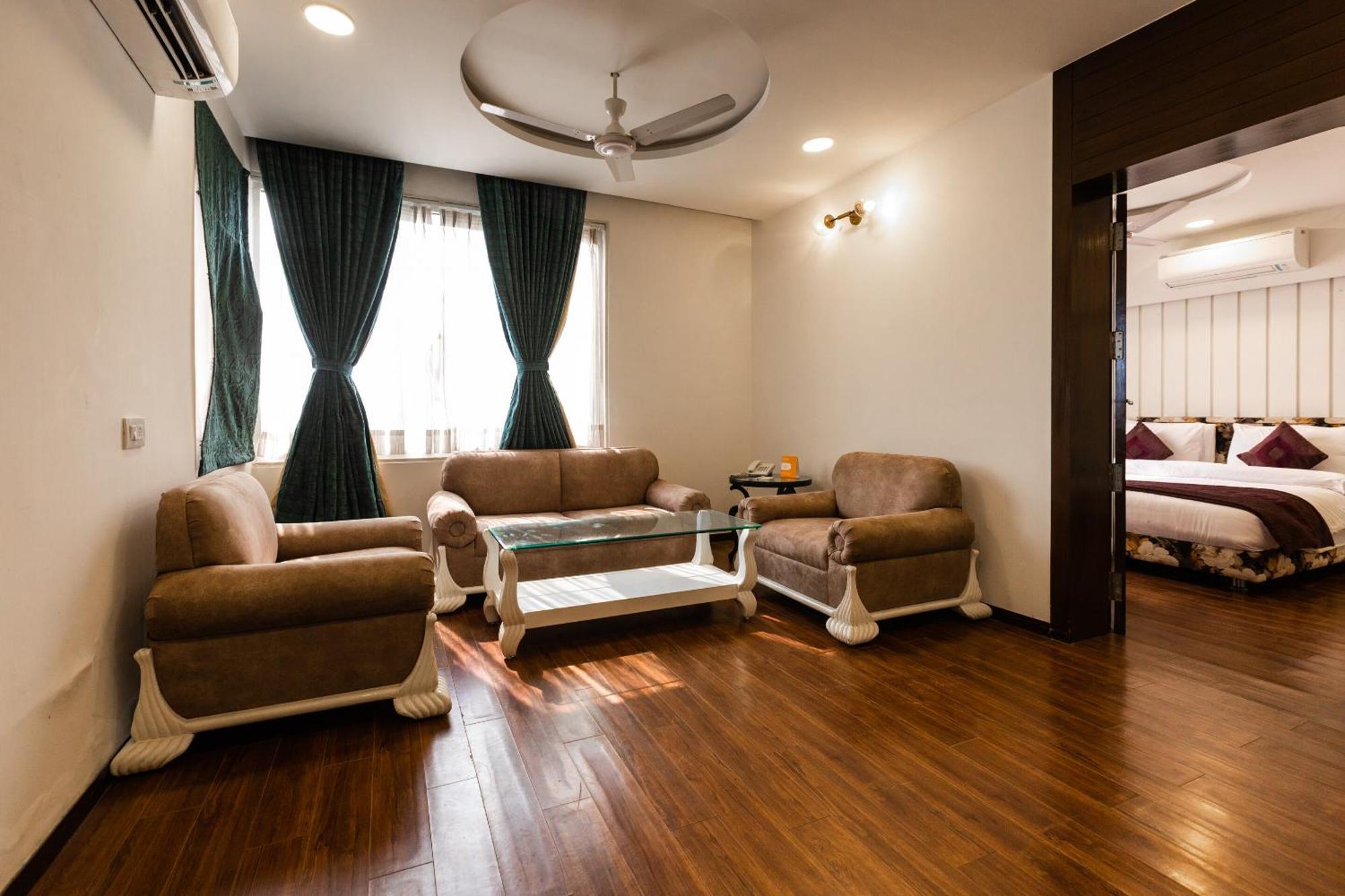 Clubhouse Nami Residency, Ahmedabad Hotell Exteriör bild