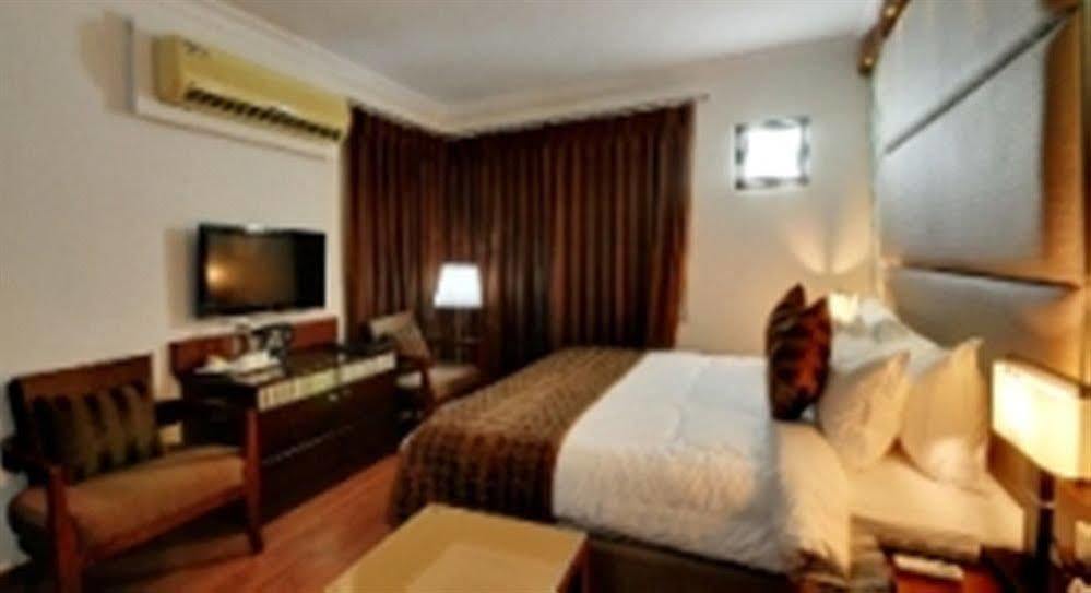 Clubhouse Nami Residency, Ahmedabad Hotell Exteriör bild